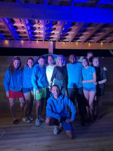Un groupe de personnes pose une photo dans l'établissement Camping Le Pressoir, à Petit-Palais-et-Cornemps