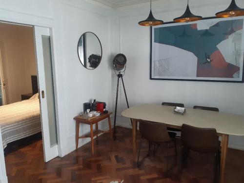 Habitación con mesa, cama y espejo. en Av CORDOBA Y FLORIDA 2 AMPLIOS AMBIENTES EXCELENTES en Buenos Aires
