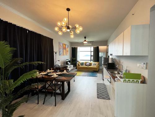 uma cozinha e uma sala de estar com uma sala de jantar em Mango House3-LuxurySweet I Biggest unit I infinity pool I Wifi-JQ em Kota Kinabalu