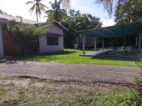 a backyard of a house with a swimming pool at ISLAMIC HOMESTAY @ KUALA ROMPIN , PAHANG . in Kuala Rompin