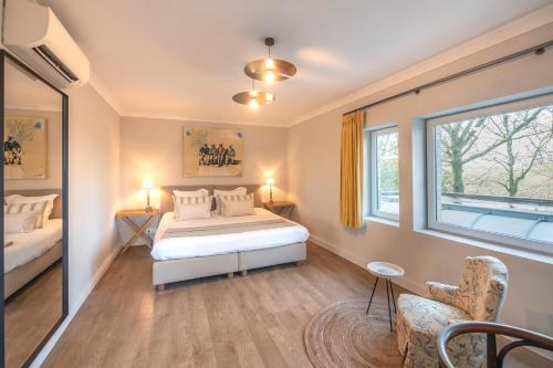 a bedroom with a bed and a window at Guesthouse Brouwershuis in Poperinge