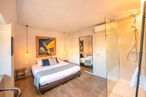 a bedroom with a bed and a shower at Guesthouse Brouwershuis in Poperinge