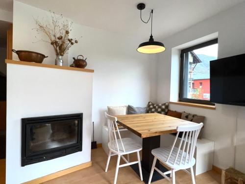 Μια τηλεόραση ή/και κέντρο ψυχαγωγίας στο Apartament La Gisca - L'Amfitriona