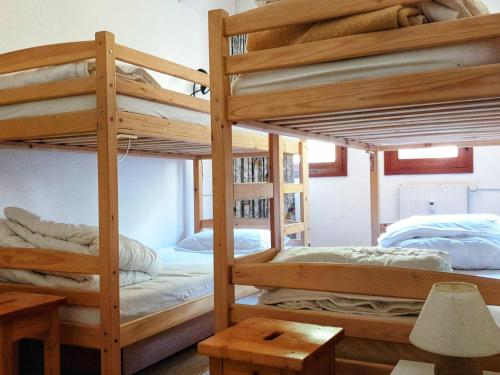 pokój z dwoma łóżkami piętrowymi i stołem w obiekcie Appartement 3 pièces, 8 pers, Résidence Cassiopée, Flaine Forum, à 50m des pistes et commerces - FR-1-687-87 w mieście Arâches-la-Frasse