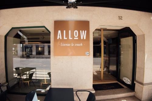 a entrance to a store with a sign on it at Hotel MeraPrime Gold Lisboa in Lisbon