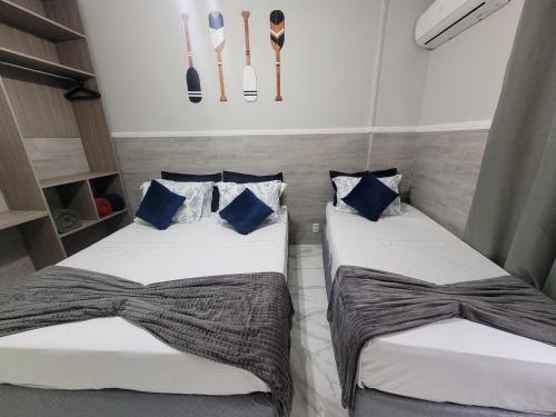 two beds sitting next to each other in a room at Angra Inn, Angra dos Reis - Mar, Sol e Piscina in Angra dos Reis