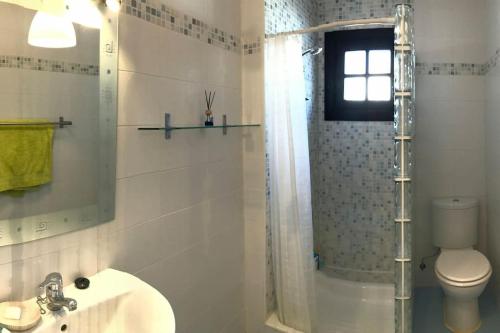 y baño con ducha, lavabo y aseo. en Boutique Style Apartment in Velez de Benaudalla - near Salobrena, en Vélez de Benaudalla