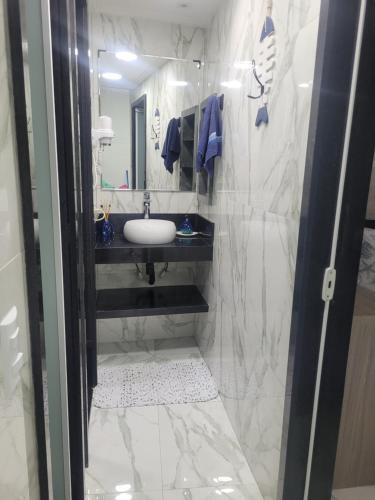 a white bathroom with a sink and a mirror at Angra Inn, Angra dos Reis - Mar, Sol e Piscina in Angra dos Reis