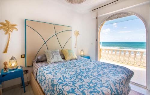1 dormitorio con cama y vistas al océano en Beautiful Home In Cartagena With Outdoor Swimming Pool, en Cartagena