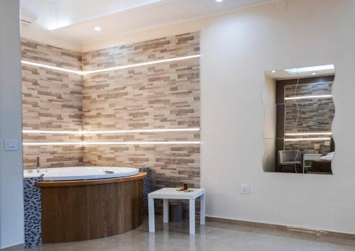 ein Badezimmer mit einer Badewanne und einem Tisch in der Unterkunft Agri-Resort Luxury Farm in Marigliano