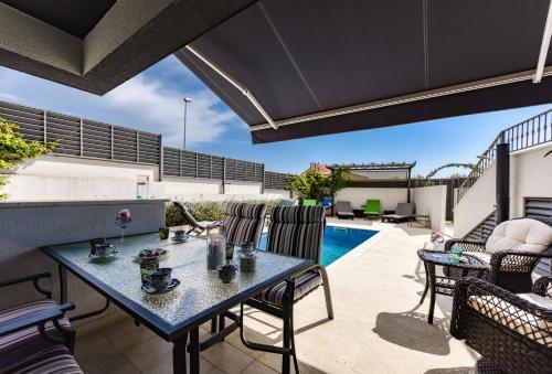 Gallery image of Villa Azzuro with jacuzzi and pool in Sveti Filip i Jakov