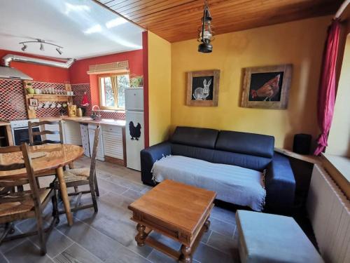 uma sala de estar com um sofá e uma mesa em L'Estive, gîte à la ferme en montagne em Eschbach-au-Val