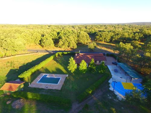 an overhead view of a large estate with a swimming pool at El Llano in Candeleda