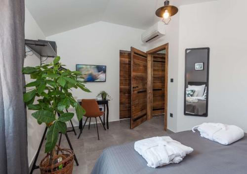 um quarto com uma cama, uma mesa e uma planta em Villa Royal with heated pool em Biograd na Moru