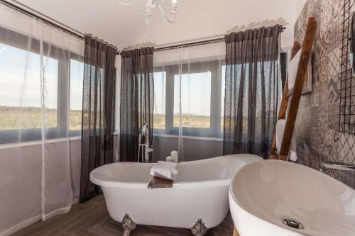 uma casa de banho com banheira e uma grande janela em Villa Royal with heated pool em Biograd na Moru
