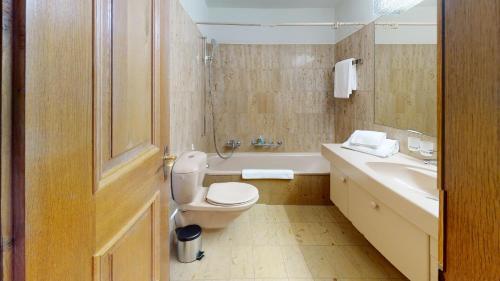 サンモリッツにあるLudains 27のバスルーム(トイレ、洗面台、バスタブ付)