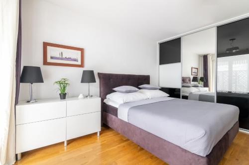 una camera con un grande letto e mobili bianchi di EASY RENT Apartments - RAYSKIEGO a Lublino