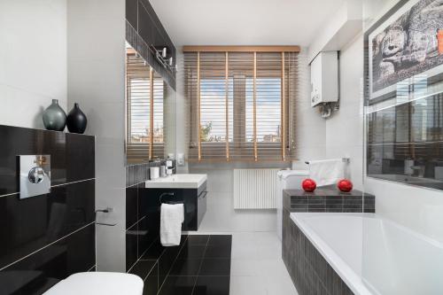 bagno con servizi igienici bianchi e lavandino di EASY RENT Apartments - RAYSKIEGO a Lublino