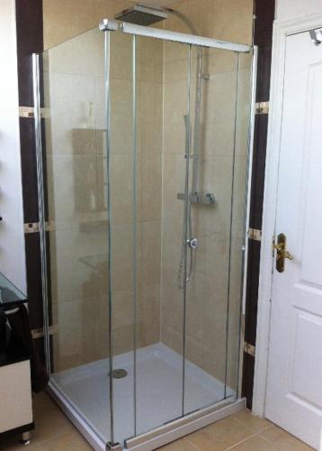 W łazience znajduje się prysznic ze szklanymi drzwiami. w obiekcie Top floor in beautiful home w mieście Radipole