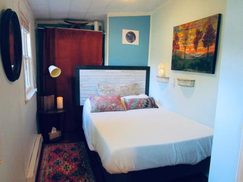 1 dormitorio con 1 cama blanca en una habitación en Boho-Chic Studio - Unit 1, en Bloomington