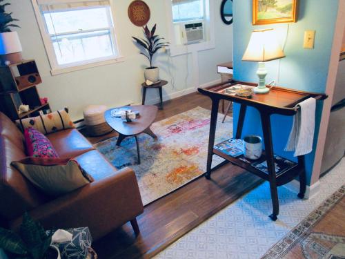uma sala de estar com um sofá e uma mesa em Boho-Chic Studio - Unit 1 em Bloomington