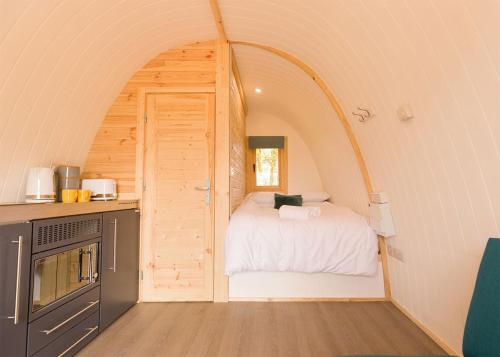 una piccola camera con un letto in una piccola stanza di Apple Mount Retreat a Lavenham