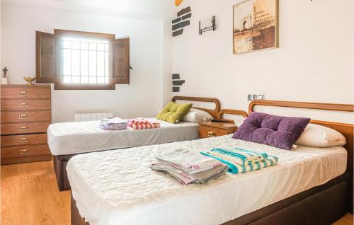 1 dormitorio con 2 camas y vestidor en 2 Bedroom Beautiful Home In Montalbn en Montalbán
