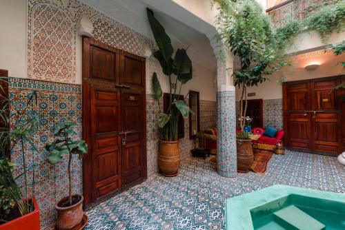 uma casa de banho com banheira num quarto com plantas em Abelia Traditional Riad - All Inclusive - 2023 traveler's Choice Award em Marrakech