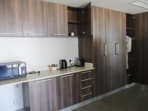 Kuchyň nebo kuchyňský kout v ubytování The Royal Shaza Suites