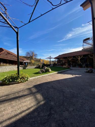 une rue vide devant un bâtiment dans l'établissement Vila Mišur, à Pirot