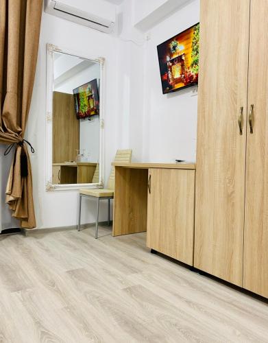 ein Zimmer mit einem Schreibtisch und einem Spiegel in der Unterkunft Cojo Events in Cîrcea