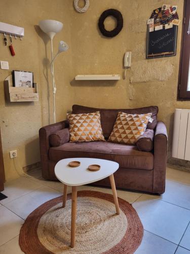 einen Couchtisch im Wohnzimmer mit Sofa in der Unterkunft RAVISSANT STUDIO in Uzès