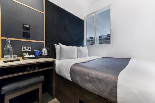 ein Hotelzimmer mit einem Bett und einem Fenster in der Unterkunft The Z Hotel Trafalgar in London