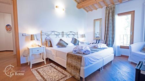 een slaapkamer met een groot bed en een stoel bij B & B La Rotta in Ravenna