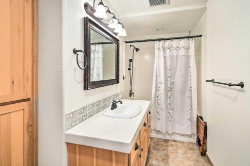 bagno con lavandino, specchio e doccia di Exceptional Chehalis Retreat with Scenic Views! a Chehalis