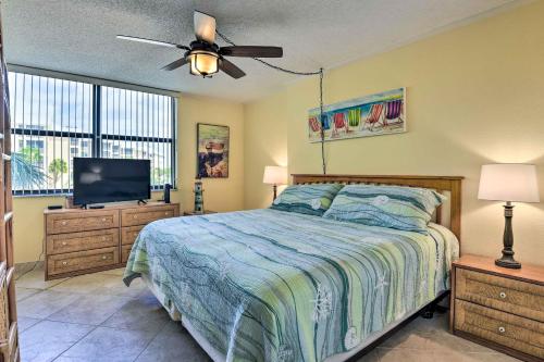 Giường trong phòng chung tại Breezy Siesta Key Condo with Bay Views and Pool!