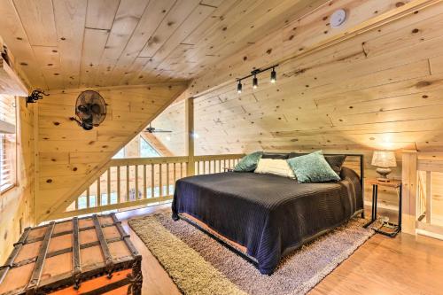 Krevet ili kreveti u jedinici u okviru objekta Idyllic Cabin in the Heart of Hocking Hills