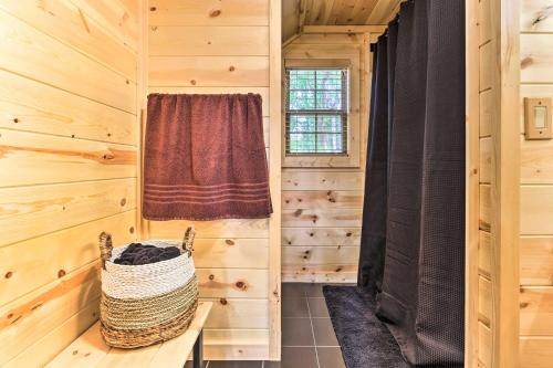 una cabaña de madera con una toalla colgada en la pared en Idyllic Cabin in the Heart of Hocking Hills, en Rockbridge