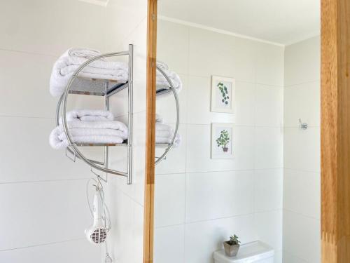 La salle de bains est pourvue d'une douche et de serviettes blanches. dans l'établissement Estilo Crespo, à Buenos Aires