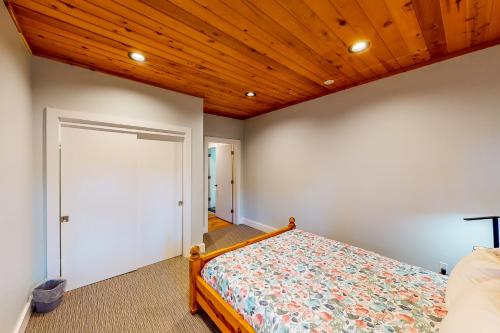 a bedroom with a bed and a wooden ceiling at Mountain & Lake-View Delight in Truckee