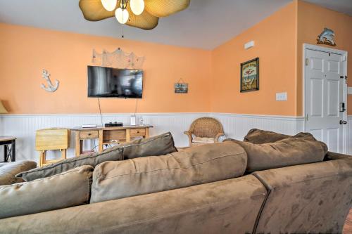 Μια τηλεόραση ή/και κέντρο ψυχαγωγίας στο Breezy Wildwood Condo about 2 Blocks to Beach!