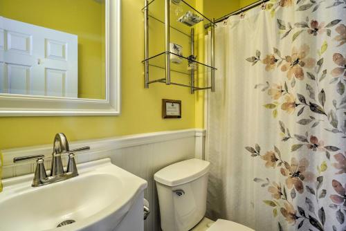 Ένα μπάνιο στο Breezy Wildwood Condo about 2 Blocks to Beach!