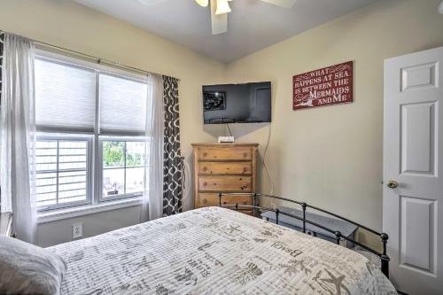 Ένα ή περισσότερα κρεβάτια σε δωμάτιο στο Breezy Wildwood Condo about 2 Blocks to Beach!