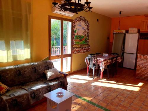 een woonkamer met een bank en een tafel bij Villa Parco Morello Primo Piano in Villarosa