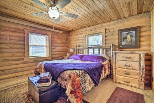 una camera con un letto in una baita di tronchi di Remote Cabin with Gas Stove Less Than 7 Mi to Town! a Glendo
