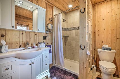 e bagno con lavandino, servizi igienici e doccia. di Remote Cabin with Gas Stove Less Than 7 Mi to Town! a Glendo