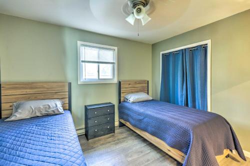 - une chambre avec 2 lits et une fenêtre dans l'établissement Inviting Pocono Mtn Retreat Less Than 7 Mi to Slopes!, à Albrightsville