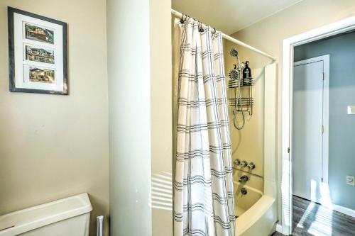 La salle de bains est pourvue d'un rideau de douche et de toilettes. dans l'établissement Inviting Pocono Mtn Retreat Less Than 7 Mi to Slopes!, à Albrightsville