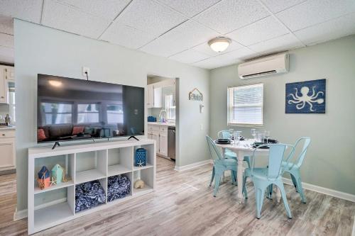 Dapur atau dapur kecil di Picturesque Duplex Unit, half Mi to the Beach!