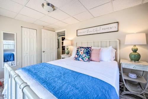 Katil atau katil-katil dalam bilik di Picturesque Duplex Unit, half Mi to the Beach!